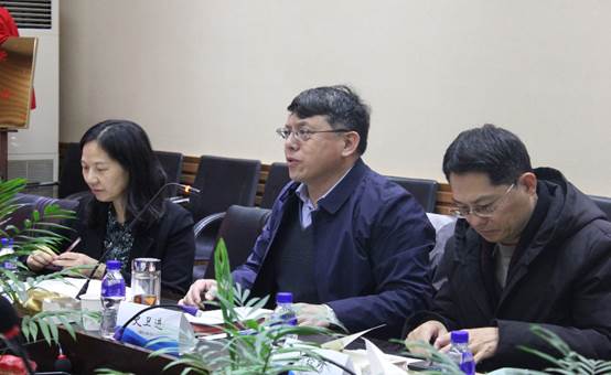 一群人坐在桌子前描述已自动生成